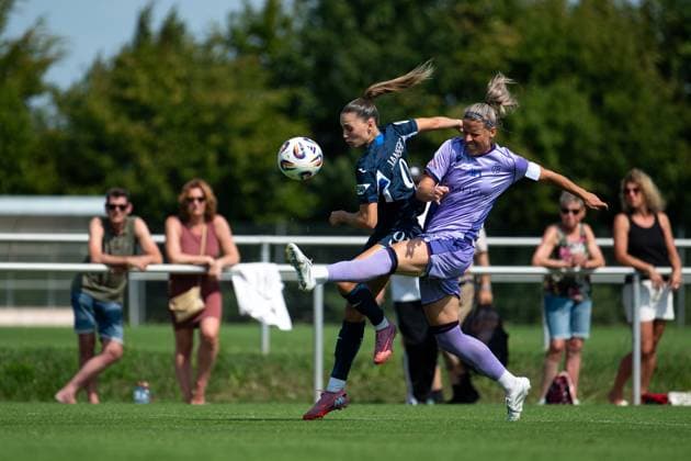 Jill Janssens (TSG Hoffenheim, 09) im Zweikampf mit Jana Vojtekova (FC Basel, 20), GER, TSG 1899 Hoffenheim vs FC Basel, Fussball Frauen Bundesliga Testspiel, Saison 2025 2026, 16.08.2025 GER, TSG 1899 Hoffenheim vs FC Basel, Fussball Frauen Bundesliga Testspiel, Saison 2025 2026, 16.08.2025 St. Leon Copyright: xEibner-Pressefoto Memmlerx EP_MMR