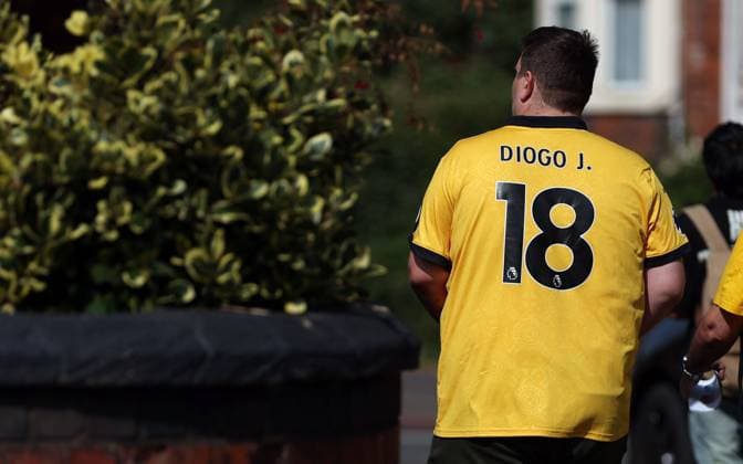 A fan with a shirt of Diogo Jota ahead of kick off Wolverhampton Wanderers v Manchester City, Premier League, Football, Molineux, Wolverhampton, UK - 16 Aug 2025Wolverhampton Molineux United Kingdom EDITORIAL USE ONLY No use with unauthorised audio, video, data, fixture lists, club league logos or live services. Online in-match use limited to 120 images, no video emulation. No use in betting, games or single club league player publications. Copyright: xKieranxMcManus Shutterstockx 15444080f