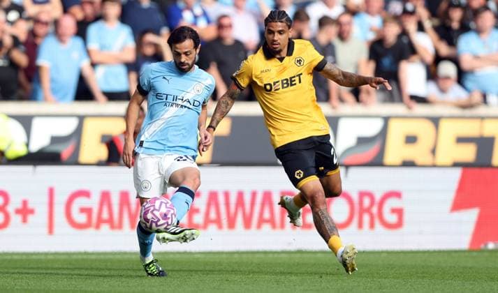 Bernardo Silva of Manchester City and Ki-Jana Hoever of Wolverhampton Wanderers in action Wolverhampton Wanderers v Manchester City, Premier League, Football, Molineux, Wolverhampton, UK - 16 Aug 2025Wolverhampton Molineux United Kingdom EDITORIAL USE ONLY No use with unauthorised audio, video, data, fixture lists, club league logos or live services. Online in-match use limited to 120 images, no video emulation. No use in betting, games or single club league player publications. Copyright: xKieranxMcManus Shutterstockx 15444080r