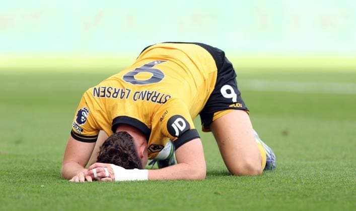 Jörgen Strand Larsen of Wolverhampton Wanderers shows a look of frustration Wolverhampton Wanderers v Manchester City, Premier League, Football, Molineux, Wolverhampton, UK - 16 Aug 2025Wolverhampton Molineux United Kingdom EDITORIAL USE ONLY No use with unauthorised audio, video, data, fixture lists, club league logos or live services. Online in-match use limited to 120 images, no video emulation. No use in betting, games or single club league player publications. Copyright: xKieranxMcManus Shutterstockx 15444080ag