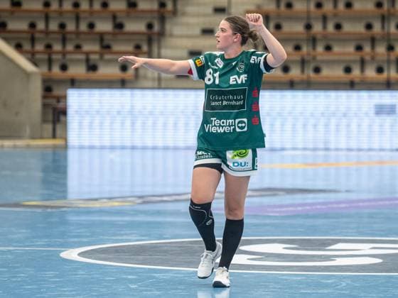 Lea Neubrander (Frisch Auf Frauen, 81) zeigt den Spielzug an, Frisch Auf Goeppingen vs. Rostocker Handball Club, Handball, Players Night, Spielzeit 2025 2026, 16.08.2025 Frisch Auf Goeppingen vs. Rostocker Handball Club, Handball, Players Night, Spielzeit 2025 2026, 16.08.2025 Wolfschlugen Copyright: xMichaelxSchmidt Eibner-Pressefotx EP_MST