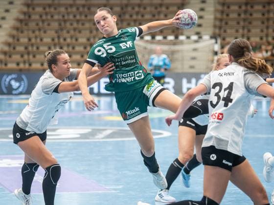 Lara Daeuble (Frisch Auf Frauen, 95) in der Luft im Zweikampf mit Lidia Halawczak (Rostocker Handball Club, 22), Frisch Auf Goeppingen vs. Rostocker Handball Club, Handball, Players Night, Spielzeit 2025 2026, 16.08.2025 Frisch Auf Goeppingen vs. Rostocker Handball Club, Handball, Players Night, Spielzeit 2025 2026, 16.08.2025 Wolfschlugen Copyright: xMichaelxSchmidt Eibner-Pressefotx EP_MST