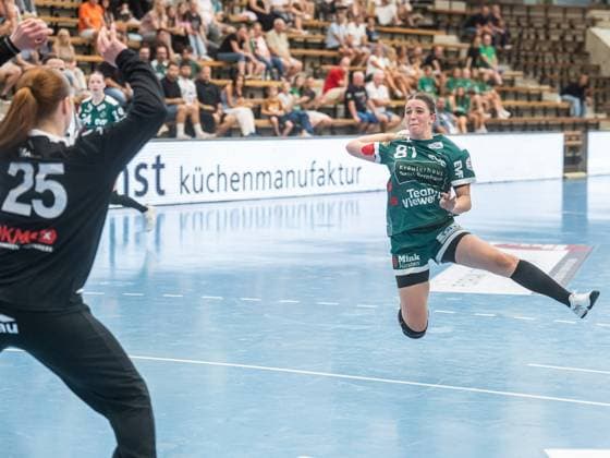 Lea Neubrander (Frisch Auf Frauen, 81) kommt frei vor Ylva-Elin Tants (Rostocker Handball Club, 25) zum Wurf, Frisch Auf Goeppingen vs. Rostocker Handball Club, Handball, Players Night, Spielzeit 2025 2026, 16.08.2025 Frisch Auf Goeppingen vs. Rostocker Handball Club, Handball, Players Night, Spielzeit 2025 2026, 16.08.2025 Wolfschlugen Copyright: xMichaelxSchmidt Eibner-Pressefotx EP_MST