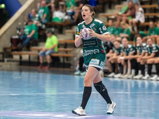 Lea Neubrander (Frisch Auf Frauen, 81) sagt den Spielzug an, Frisch Auf Goeppingen vs. Rostocker Handball Club, Handball, Players Night, Spielzeit 2025 2026, 16.08.2025 Frisch Auf Goeppingen vs. Rostocker Handball Club, Handball, Players Night, Spielzeit 2025 2026, 16.08.2025 Wolfschlugen Copyright: xMichaelxSchmidt Eibner-Pressefotx EP_MST
