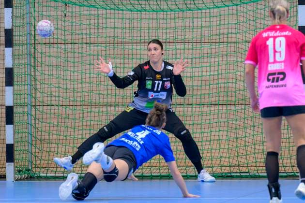 Torhueterin Marijana Illic (Halle, 77), Jana Walther (Leipzig, 4), Siebenmeter, SV Union Halle-Neustadt - HC Leipzig, Handball Frauen, Bundesliga, Halle (Saale) Cup, Finale, Saison 2025 26, 16.08.2025 Halle SWH Arena Sachsen-Anhalt Deutschland
