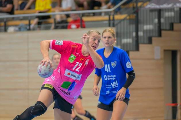 Ilona Kieffer (Halle, 72), Wiebke Meyer (Leipzig, 41), SV Union Halle-Neustadt - HC Leipzig, Handball Frauen, Bundesliga, Halle (Saale) Cup, Finale, Saison 2025 26, 16.08.2025 Halle SWH Arena Sachsen-Anhalt Deutschland