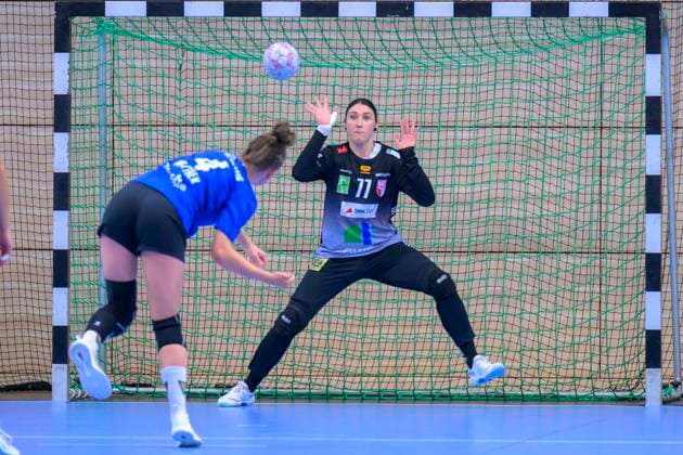 Jana Walther (Leipzig, 4), Torhueterin Marijana Illic (Halle, 77), Siebenmeter, SV Union Halle-Neustadt - HC Leipzig, Handball Frauen, Bundesliga, Halle (Saale) Cup, Finale, Saison 2025 26, 16.08.2025 Halle SWH Arena Sachsen-Anhalt Deutschland