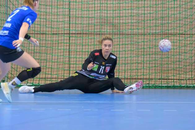 Pauline Uhlmann (Leipzig, 2), Ela Szott (Halle, 71), SV Union Halle-Neustadt - HC Leipzig, Handball Frauen, Bundesliga, Halle (Saale) Cup, Finale, Saison 2025 26, 16.08.2025 Halle SWH Arena Sachsen-Anhalt Deutschland