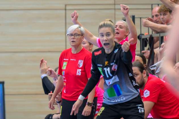 Trainerin Ines Seidel (Halle), Ela Szott (Halle, 71), Jubel, SV Union Halle-Neustadt - HC Leipzig, Handball Frauen, Bundesliga, Halle (Saale) Cup, Finale, Saison 2025 26, 16.08.2025 Halle SWH Arena Sachsen-Anhalt Deutschland