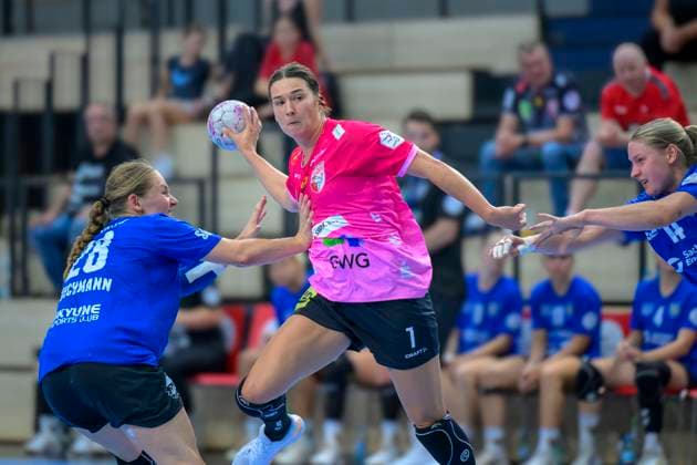 Lara Tauchmann (Leipzig, 28), Engelina Alida Corona Molenaar (Halle, 7), SV Union Halle-Neustadt - HC Leipzig, Handball Frauen, Bundesliga, Halle (Saale) Cup, Finale, Saison 2025 26, 16.08.2025 Halle SWH Arena Sachsen-Anhalt Deutschland