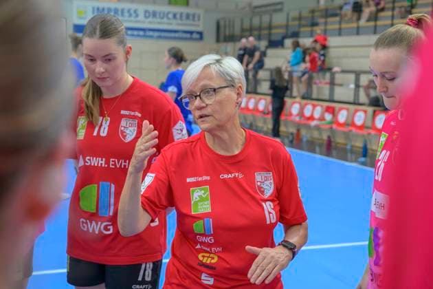 Lucy Strauchmann (Halle, 78), Trainerin Ines Seidel (Halle), Cara Reuthal (Halle, 26), SV Union Halle-Neustadt - HC Leipzig, Handball Frauen, Bundesliga, Halle (Saale) Cup, Finale, Saison 2025 26, 16.08.2025 Halle SWH Arena Sachsen-Anhalt Deutschland
