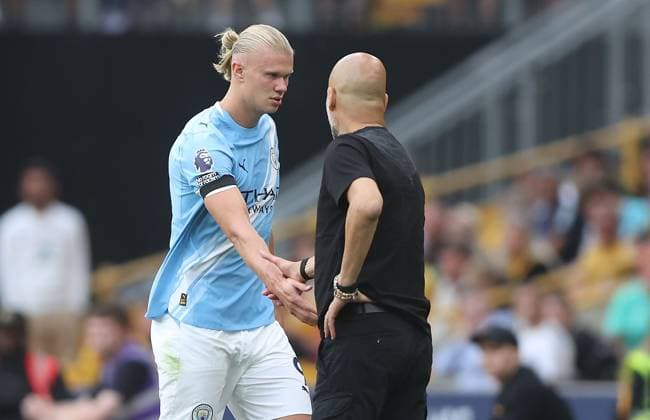 Manchester City manager Pep Guardiola shakes hands with Erling Haaland of Manchester City as he is substituted Wolverhampton Wanderers v Manchester City, Premier League, Football, Molineux, Wolverhampton, UK - 16 Aug 2025Wolverhampton Molineux United Kingdom EDITORIAL USE ONLY No use with unauthorised audio, video, data, fixture lists, club league logos or live services. Online in-match use limited to 120 images, no video emulation. No use in betting, games or single club league player publications. Copyright: xKieranxMcManus Shutterstockx 15444080ar