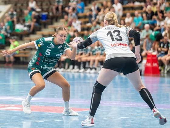 Ann Kynast (Frisch Auf Frauen, 05) am Ball gegen Merja Wohlfeil (Rostocker Handball Club, 13), Frisch Auf Goeppingen vs. Rostocker Handball Club, Handball, Players Night, Spielzeit 2025 2026, 16.08.2025 Frisch Auf Goeppingen vs. Rostocker Handball Club, Handball, Players Night, Spielzeit 2025 2026, 16.08.2025 Wolfschlugen Copyright: xMichaelxSchmidt Eibner-Pressefotx EP_MST