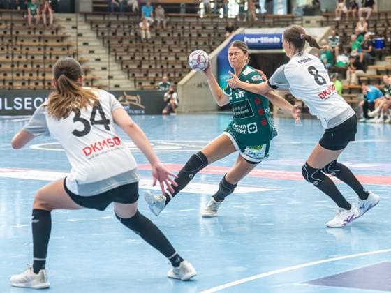Sina Ehmann (Frisch Auf Frauen, 22) mit viel Tempo im Zweikampf mit Nele Reimer (Rostocker Handball Club, 08), Frisch Auf Goeppingen vs. Rostocker Handball Club, Handball, Players Night, Spielzeit 2025 2026, 16.08.2025 Frisch Auf Goeppingen vs. Rostocker Handball Club, Handball, Players Night, Spielzeit 2025 2026, 16.08.2025 Wolfschlugen Copyright: xMichaelxSchmidt Eibner-Pressefotx EP_MST