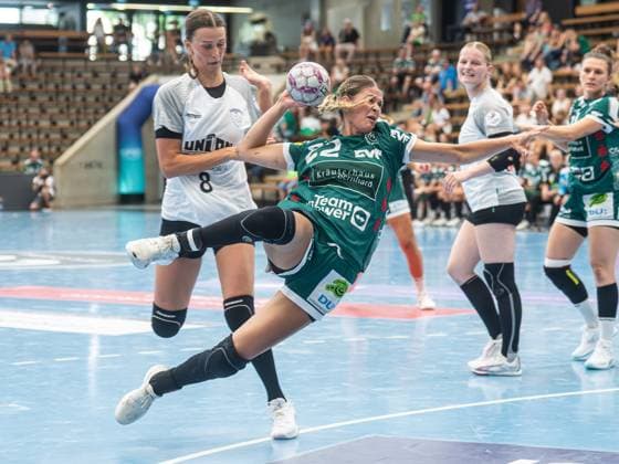 Sina Ehmann (Frisch Auf Frauen, 22) liegt quer in der Luft, Frisch Auf Goeppingen vs. Rostocker Handball Club, Handball, Players Night, Spielzeit 2025 2026, 16.08.2025 Frisch Auf Goeppingen vs. Rostocker Handball Club, Handball, Players Night, Spielzeit 2025 2026, 16.08.2025 Wolfschlugen Copyright: xMichaelxSchmidt Eibner-Pressefotx EP_MST