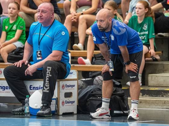 Dominic Buttig, Cheftrainer (Rostocker Handball Club) schaut konzentriert dem Spiel zu, Frisch Auf Goeppingen vs. Rostocker Handball Club, Handball, Players Night, Spielzeit 2025 2026, 16.08.2025 Frisch Auf Goeppingen vs. Rostocker Handball Club, Handball, Players Night, Spielzeit 2025 2026, 16.08.2025 Wolfschlugen Copyright: xMichaelxSchmidt Eibner-Pressefotx EP_MST