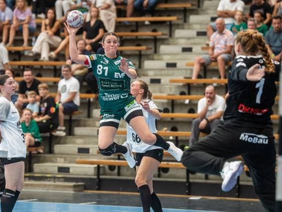 Lea Neubrander (Frisch Auf Frauen, 81) springt weit in den Kreis, Frisch Auf Goeppingen vs. Rostocker Handball Club, Handball, Players Night, Spielzeit 2025 2026, 16.08.2025 Frisch Auf Goeppingen vs. Rostocker Handball Club, Handball, Players Night, Spielzeit 2025 2026, 16.08.2025 Wolfschlugen Copyright: xMichaelxSchmidt Eibner-Pressefotx EP_MST