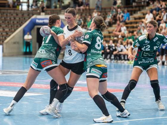 Nele Reimer (Rostocker Handball Club, 08) im Duell mit Anna Ehmann (Frisch Auf Frauen, 27) und Lea Neubrander (Frisch Auf Frauen, 81), Frisch Auf Goeppingen vs. Rostocker Handball Club, Handball, Players Night, Spielzeit 2025 2026, 16.08.2025 Frisch Auf Goeppingen vs. Rostocker Handball Club, Handball, Players Night, Spielzeit 2025 2026, 16.08.2025 Wolfschlugen Copyright: xMichaelxSchmidt Eibner-Pressefotx EP_MST
