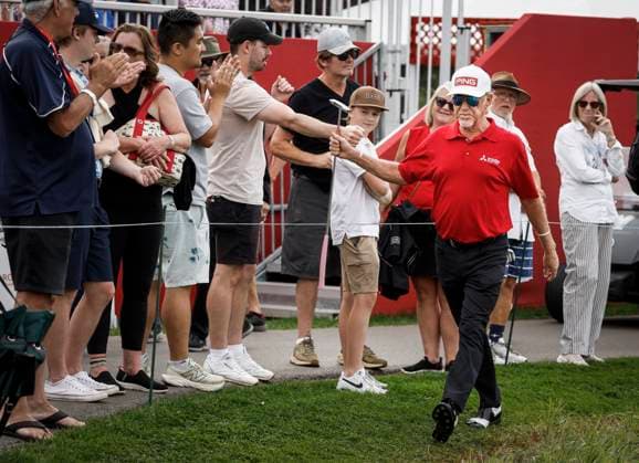 August 16, 2025, Calgary, Ab, CANADA: Miguel Angel Jimenez, right, is greeted by fans as he walks onto the 18th green during the PGA, Golf Herren Tour Champions golf event in Calgary, Alta., Saturday, Aug. 16, 2025. Miguel Angel Jimenez - ZUMAc35_ 20250816_zaf_c35_184 Copyright: xJeffxMcintoshx