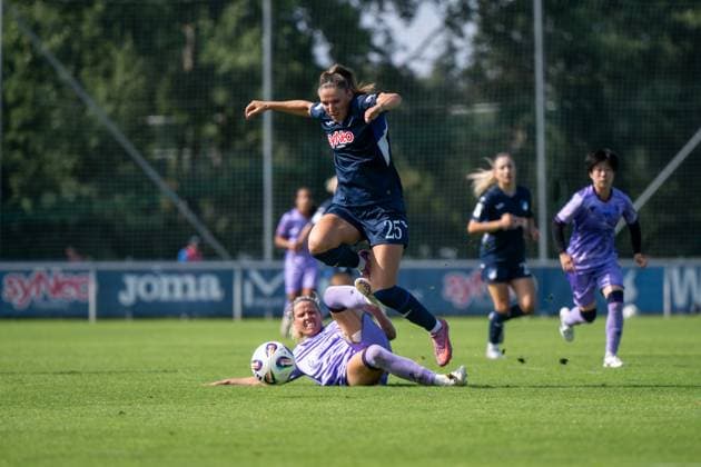 Melissa Koessler (TSG Hoffenheim, 25) im Zweikampf mit Jana Vojtekova (FC Basel, 20), GER, TSG 1899 Hoffenheim vs FC Basel, Fussball Frauen Bundesliga Testspiel, Saison 2025 2026, 16.08.2025 GER, TSG 1899 Hoffenheim vs FC Basel, Fussball Frauen Bundesliga Testspiel, Saison 2025 2026, 16.08.2025 St. Leon Copyright: xEibner-Pressefoto Memmlerx EP_MMR
