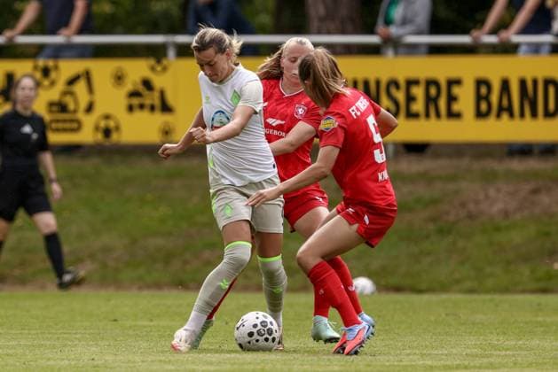 v.li.: Medina Desic (SV Werder Bremen, 9) und Anna Knol (FC Twente Enschede, 5) im Zweikampf, Duell, Dynamik, Aktion, Action, Spielszene, 17.08.2025, Bramsche (Deutschland), Fussball, Testspiel Frauen, SV Werder Bremen - FC Twente Enschede