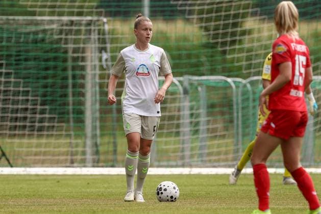 Michelle Ulbrich (SV Werder Bremen, 5) am Ball, Einzelbild, Ganzkörper, Aktion, Action, Spielszene, 17.08.2025, Bramsche (Deutschland), Fussball, Testspiel Frauen, SV Werder Bremen - FC Twente Enschede