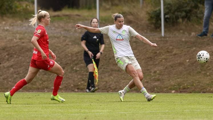 Larissa Mühlhaus (SV Werder Bremen, 7) am Ball, Einzelbild, Ganzkörper, Aktion, Action, Spielszene, 17.08.2025, Bramsche (Deutschland), Fussball, Testspiel Frauen, SV Werder Bremen - FC Twente Enschede
