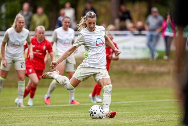 Torschützin Medina Desic (SV Werder Bremen, 9) beim Elfmeter, Strafstoß, Spielszene, Action, Aktion, erzielt das Tor zum 1:0, Treffer, Highlight, Torerfolg, 17.08.2025, Bramsche (Deutschland), Fussball, Testspiel Frauen, SV Werder Bremen - FC Twente Enschede