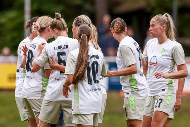 Spielerinnen des SV Werder Bremen mit Torjubel, Jubel, jubeln, jubelt, optimistisch, Spielszene, Highlight, Freude über das Tor zum, 17.08.2025, Bramsche (Deutschland), Fussball, Testspiel Frauen, SV Werder Bremen - FC Twente Enschede