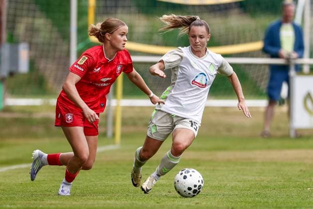 v.li.: Sophie Proost (FC Twente Enschede, 20) und Michelle Weiß (SV Werder Bremen, 15) im Zweikampf, Duell, Dynamik, Aktion, Action, Spielszene, 17.08.2025, Bramsche (Deutschland), Fussball, Testspiel Frauen, SV Werder Bremen - FC Twente Enschede