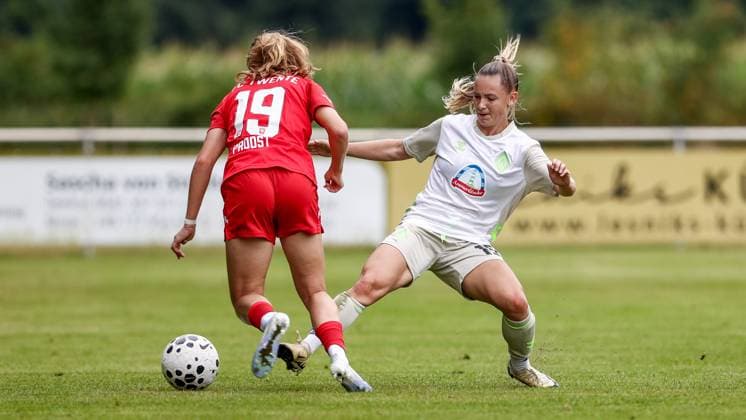 v.li.: Sophie Proost (FC Twente Enschede, 20) und Michelle Weiß (SV Werder Bremen, 15) im Zweikampf, Duell, Dynamik, Aktion, Action, Spielszene, 17.08.2025, Bramsche (Deutschland), Fussball, Testspiel Frauen, SV Werder Bremen - FC Twente Enschede