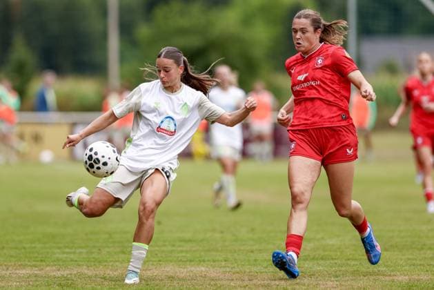 v.li.: Tuana Mahmoud (SV Werder Bremen, 10) und Alieke Tuin (FC Twente Enschede, 11) im Zweikampf, Duell, Dynamik, Aktion, Action, Spielszene, 17.08.2025, Bramsche (Deutschland), Fussball, Testspiel Frauen, SV Werder Bremen - FC Twente Enschede