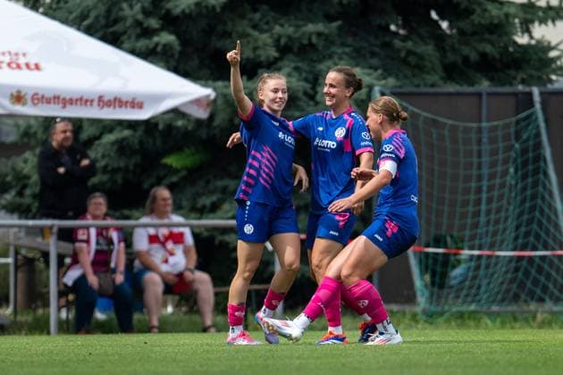 Maja Pageler (FSV Mainz 05, 37), Johanna Berg (FSV Mainz 05, 09) und Team jubeln ueber das Tor zum 0:1, GER, VfB Stuttgart vs 1. FSV Mainz 05, Fussball Frauen DFB Pokal, Playoff, Saison 2025 2026, 17.08.2025 GER, VfB Stuttgart vs 1. FSV Mainz 05, Fussball Frauen DFB Pokal, Playoff, Saison 2025 2026, 17.08.2025 Bad Cannstatt Copyright: xEibner-Pressefoto Memmlerx EP_MMR