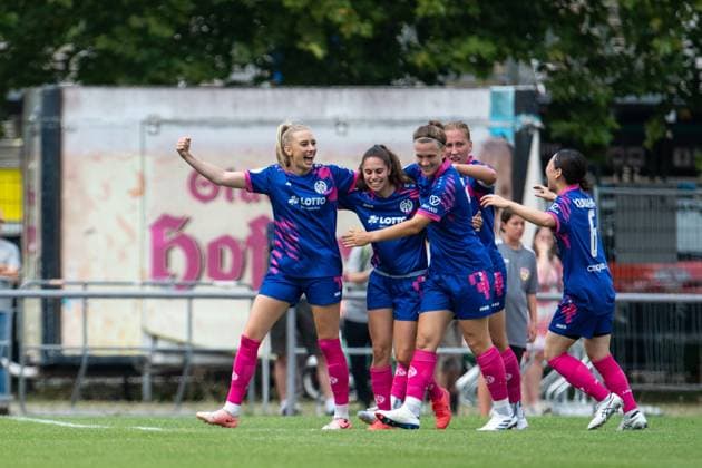 Chiara Bouziane (FSV Mainz 05, 10), Akari Kurishima (FSV Mainz 05, 06) und Team jubeln ueber das Tor zum 0:2, GER, VfB Stuttgart vs 1. FSV Mainz 05, Fussball Frauen DFB Pokal, Playoff, Saison 2025 2026, 17.08.2025 GER, VfB Stuttgart vs 1. FSV Mainz 05, Fussball Frauen DFB Pokal, Playoff, Saison 2025 2026, 17.08.2025 Bad Cannstatt Copyright: xEibner-Pressefoto Memmlerx EP_MMR