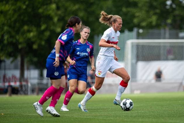 Maximiliane Rall (VfB Stuttgart, 08) am Ball, GER, VfB Stuttgart vs 1. FSV Mainz 05, Fussball Frauen DFB Pokal, Playoff, Saison 2025 2026, 17.08.2025 GER, VfB Stuttgart vs 1. FSV Mainz 05, Fussball Frauen DFB Pokal, Playoff, Saison 2025 2026, 17.08.2025 Bad Cannstatt Copyright: xEibner-Pressefoto Memmlerx EP_MMR