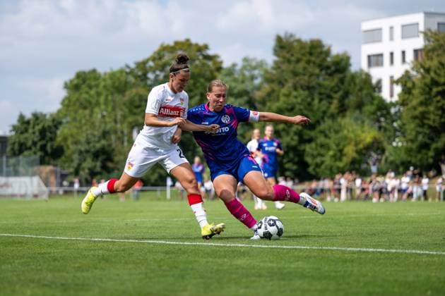 Nicole Billa (VfB Stuttgart, 26) im Zweikampf mit Johanna Berg (FSV Mainz 05, 09), GER, VfB Stuttgart vs 1. FSV Mainz 05, Fussball Frauen DFB Pokal, Playoff, Saison 2025 2026, 17.08.2025 GER, VfB Stuttgart vs 1. FSV Mainz 05, Fussball Frauen DFB Pokal, Playoff, Saison 2025 2026, 17.08.2025 Bad Cannstatt Copyright: xEibner-Pressefoto Memmlerx EP_MMR