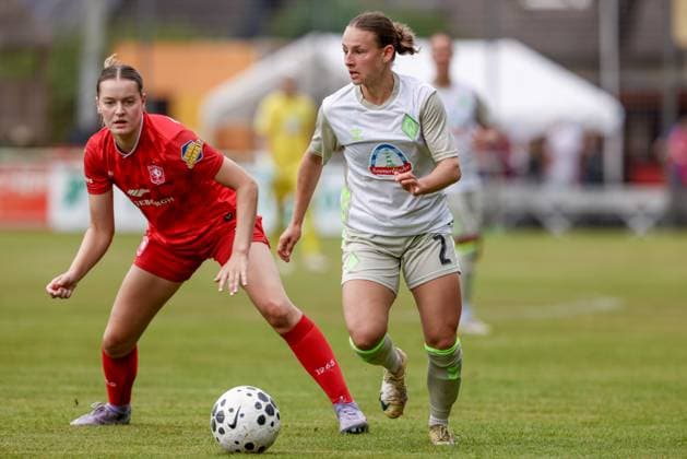v.li.: Charlotte Hulst (FC Twente Enschede, 7) und Chiara D Angelo (SV Werder Bremen, 2) im Zweikampf, Duell, Dynamik, Aktion, Action, Spielszene, 17.08.2025, Bramsche (Deutschland), Fussball, Testspiel Frauen, SV Werder Bremen - FC Twente Enschede