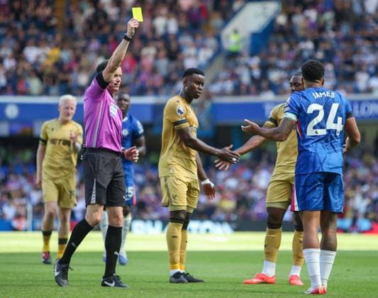 Reece James of Chelsea receives a yellow card Chelsea v Crystal Palace, Football, Premier League, Stamford Bridge, London, UK, 17 08 25 EDITORIAL USE ONLY No use with unauthorised audio, video, data, fixture lists (outside the EU), club league logos or live services. Online in-match use limited to 45 images (+15 in extra time). No use to emulate moving images. No use in betting, games or Copyright: xAnthonyxHanc Shutterstockx 15445192h