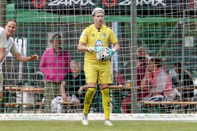 Vanessa Fischer (Torhüterin, Torwart, SV Werder Bremen, 1) am Ball, Freisteller, Einzelbild, Ganzkörper, Aktion, Action, Spielszene, 17.08.2025, Bramsche (Deutschland), Fussball, Testspiel Frauen, SV Werder Bremen - FC Twente Enschede