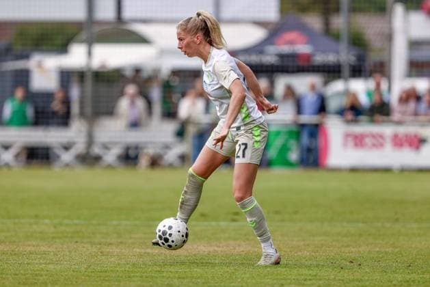 Sharon Beck (SV Werder Bremen, 27) am Ball, Freisteller, Einzelbild, Ganzkörper, Aktion, Action, Spielszene, 17.08.2025, Bramsche (Deutschland), Fussball, Testspiel Frauen, SV Werder Bremen - FC Twente Enschede