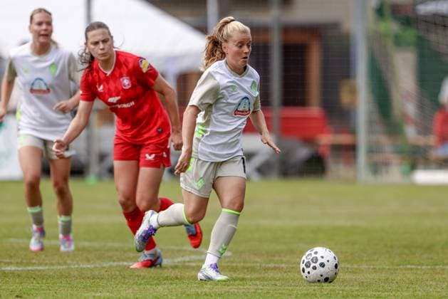 Ricarda Walkling (SV Werder Bremen, 13) am Ball, Einzelbild, Ganzkörper, Aktion, Action, Spielszene, 17.08.2025, Bramsche (Deutschland), Fussball, Testspiel Frauen, SV Werder Bremen - FC Twente Enschede