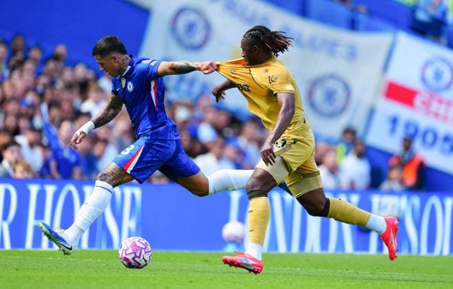 Enzo Fernandez of Chelsea grapples with Eberechi Eze of Crystal Palace Chelsea v Crystal Palace, Premier League, Football, Stamford Bridge, London, UK - 17 Aug 2025London Stamford Bridge United Kingdom EDITORIAL USE ONLY No use with unauthorised audio, video, data, fixture lists, club league logos or live services. Online in-match use limited to 120 images, no video emulation. No use in betting, games or single club league player publications. Copyright: xJavierxGarcia Shutterstockx 15439698ad