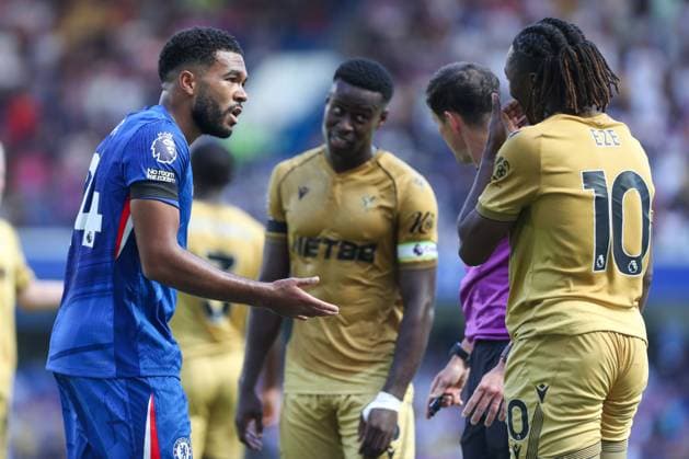 Reece James of Chelsea and Eberechi Eze of Crystal Palace talk to each other during the match Chelsea v Crystal Palace, Football, Premier League, Stamford Bridge, London, UK, 17 08 25 EDITORIAL USE ONLY No use with unauthorised audio, video, data, fixture lists (outside the EU), club league logos or live services. Online in-match use limited to 45 images (+15 in extra time). No use to emulate moving images. No use in betting, games or Copyright: xAnthonyxHanc Shutterstockx 15445192n