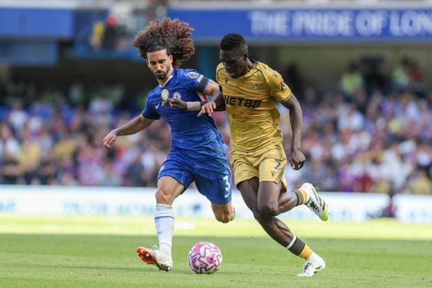 Ismaïla Sarr of Crystal Palace and Marc Cucurella of Chelsea fight for control of the ball Chelsea v Crystal Palace, Football, Premier League, Stamford Bridge, London, UK, 17 08 25 EDITORIAL USE ONLY No use with unauthorised audio, video, data, fixture lists (outside the EU), club league logos or live services. Online in-match use limited to 45 images (+15 in extra time). No use to emulate moving images. No use in betting, games or Copyright: xAnthonyxHanc Shutterstockx 15445192m