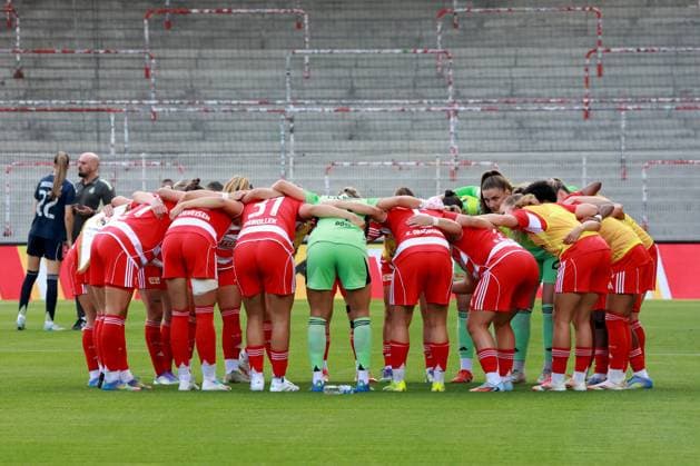 DEU, 2.BL, Frauen, 1.FC Union vs. Real Madrid, 17.08.2025, Stadion Alte Foersterei, Berlin, DEU, 2.BL, Frauen, 1.FC Union vs. Real Madrid, im Bild: Union-Spielerinnenkreis DFL - regulations prohibit any use of Photographs as image sequences and or quasi-video