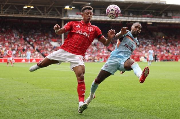 Dan Ndoye of Nottingham Forest and Rico Henry of Brentford Nottingham Forest v Brentford, Premier League, Football, City Ground, Nottingham, UK - 17 Aug 2025Nottingham City Ground United Kingdom EDITORIAL USE ONLY No use with unauthorised audio, video, data, fixture lists, club league logos or live services. Online in-match use limited to 120 images, no video emulation. No use in betting, games or single club league player publications. Copyright: xRyanxBrowne Shutterstockx 15439701dk