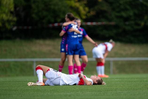 Fabienne Dongus (VfB Stuttgart, 33) ist enttauescht ueber die Niederlage, dahinter Jubel der Mainzer Spielerinnen, GER, VfB Stuttgart vs 1. FSV Mainz 05, Fussball Frauen DFB Pokal, Playoff, Saison 2025 2026, 17.08.2025 GER, VfB Stuttgart vs 1. FSV Mainz 05, Fussball Frauen DFB Pokal, Playoff, Saison 2025 2026, 17.08.2025 Bad Cannstatt Copyright: xEibner-Pressefoto Memmlerx EP_MMR