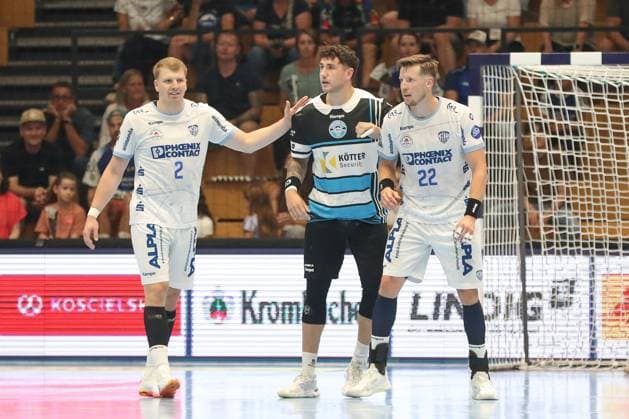 17.08.2025, xgox, Handball - Wartburg Cup ThSV Eisenach - TBV Lemgo-Lippe emspor, v.l. Lukas Hutecek (Lemgo, 2), Justin Kurch (Eisenach, 52), Adam Nyfjaell (Lemgo, 22) Zweikampf, Duell, Kampf, tackle Eisenach