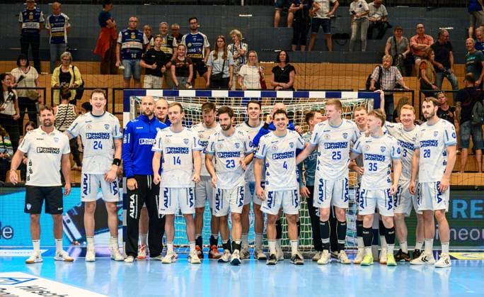 TBV Lemgo Lippe beim Wartburg Cup 2025, Mannschaftsbild. Florian, Kehrmann (Trainer, TBV Lemgo Lippe), Joel, Willecke (KM, TBV Lemgo Lippe, 24), Bobby, Schagen (RA, TBV Lemgo Lippe, 14), Tim, Sutton (RM, TBV Lemgo Lippe, 23), Samuel, Zehnder (LA, TBV Lemgo Lippe, 4), Niels, Verstijnen (KM, TBV Lemgo Lippe, 25), James, Faust (RA, TBV Lemgo Lippe, 35), Lukas, Theillinger (RL, TBV Lemgo Lippe, 3), Hendrik, Wagner (RL, TBV Lemgo Lippe, 28), Constantin, Moestl (TW, TBV Lemgo Lippe, 1), Moritz, Ende (Rechtsaussen, ThSV Eisenach, 21), Joel, Willecke (KM, TBV Lemgo Lippe, 24), Hendrik, Wagner (RL, TBV Lemgo Lippe, 28), Frederik, Simak (RL, TBV Lemgo Lippe, 8) GER, Thueringen, ThSV Eisenach gegen TBV Lemgo Lippe, Wartburg Cup Eisenach 2025, Handball, Saison 2025 2026, Sonntag, 17.08.2025 GER, Thueringen, ThSV Eisenach gegen TBV Lemgo Lippe, Wartburg Cup Eisenach 2025, Handball, Saison 2025 2026, Sonntag, 17.08.2025 Eisenach Copyright: xEibner-Pressefoto MartinxHerbstx EP_MHT