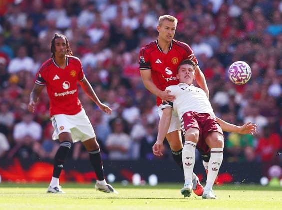Matthijs de Ligt of Manchester United, ManU and Viktor Gyokeres of Arsenal Manchester United v Arsenal, Premier League, Football, Old Trafford, Manchester, UK - 17 Aug 2025Manchester Old Trafford United Kingdom EDITORIAL USE ONLY No use with unauthorised audio, video, data, fixture lists, club league logos or live services. Online in-match use limited to 120 images, no video emulation. No use in betting, games or single club league player publications. Copyright: xMattxWest Shutterstockx 15439710y